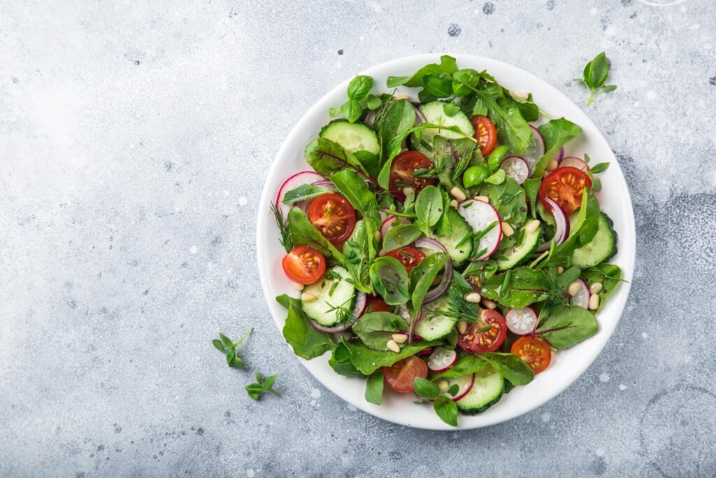 Salatbolle-med-fargerik-og-frisk-salat